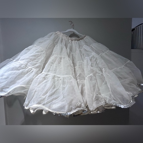 White Crinoline - Picture 2 of 4